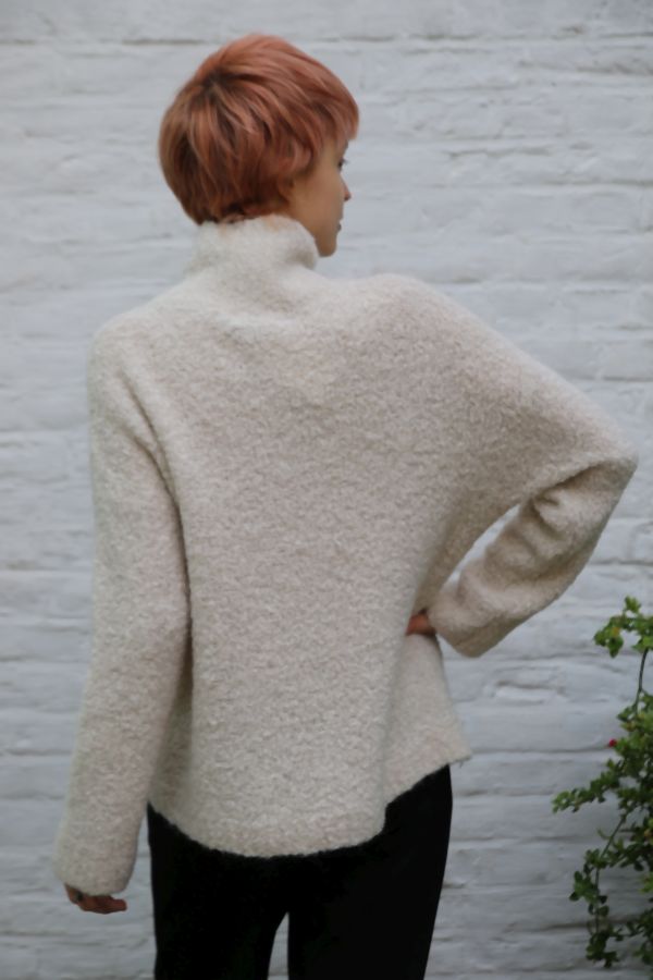 [200924] Pull Noya nm32 opstaande kraag boucléstof  - Beige Detail