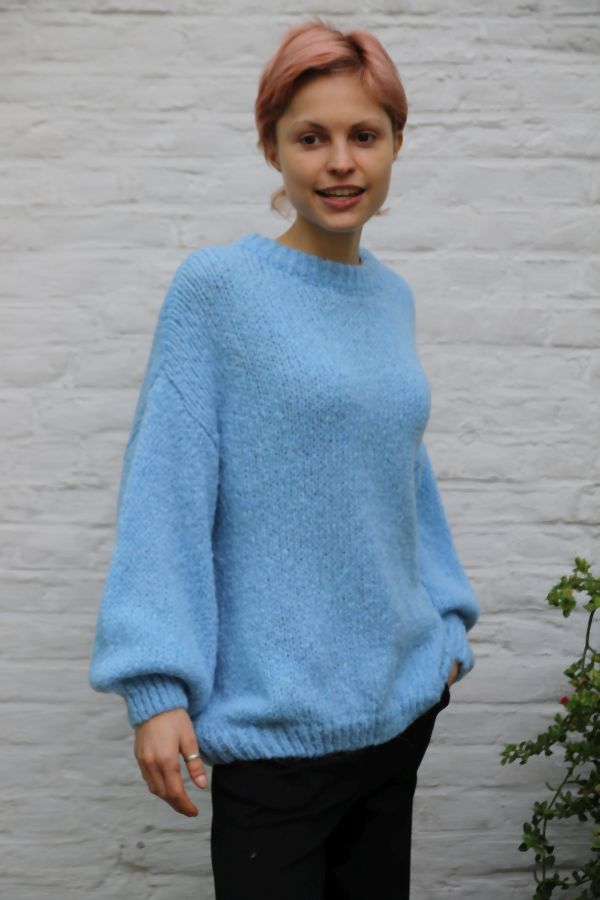[200925] Pull Noreen nm30 grof gebreid ronde hals  - Lichtblauw Detail