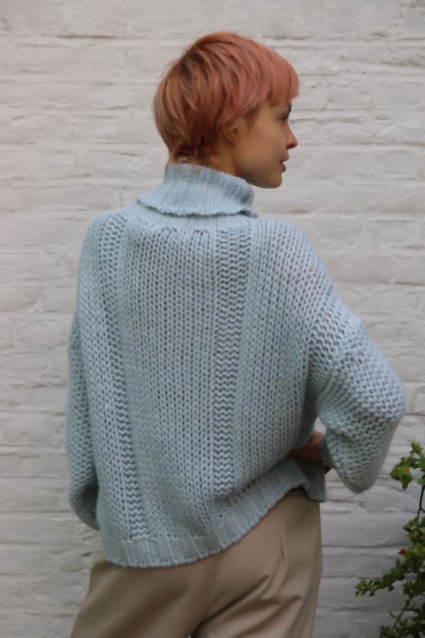 [200926] Pull Nero nm20 grof gebreid opstaande kraag  - Lichtblauw Detail