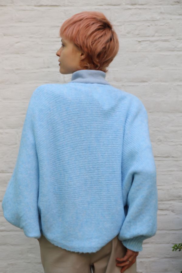 [200930] Tricot pull Naima nm26 v-hals vleermuismouwen  - Lichtblauw Detail