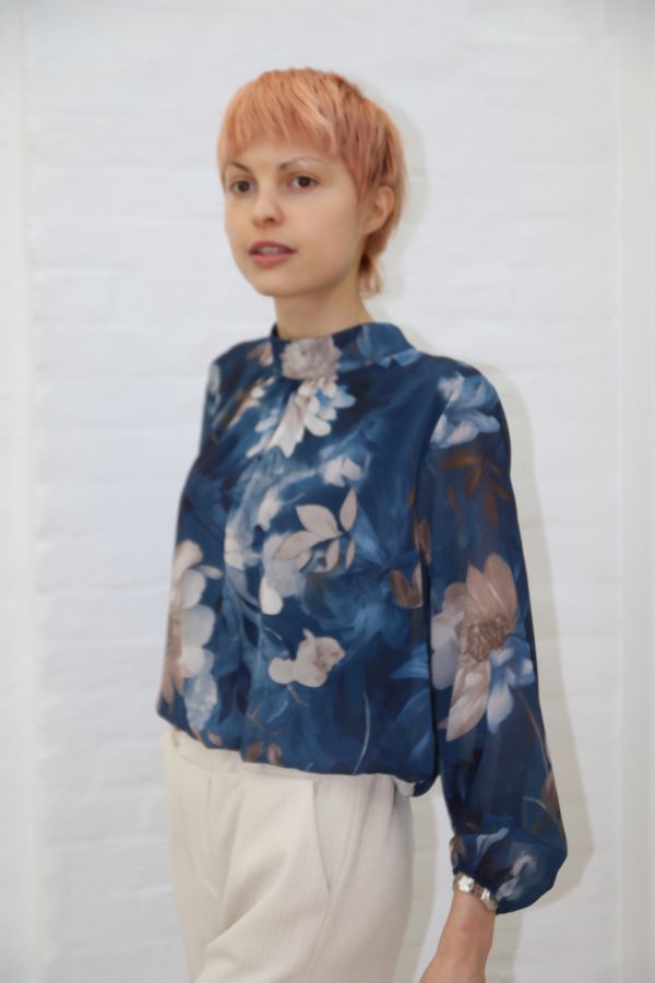 Korte gepofte blouse Madeleine met bloemenprint nm48 - Blauw-beige Detail