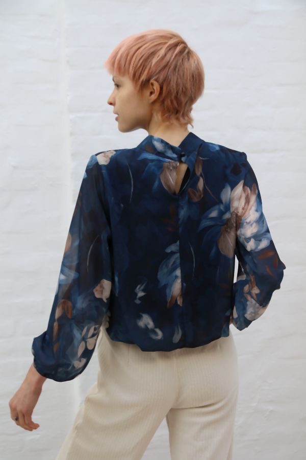 Korte gepofte blouse Madeleine met bloemenprint nm48 - Blauw-beige Detail