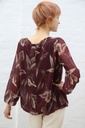 [200938] Bloemenblouse met open hals Mathis nm48 - Aubergine-beige Detail