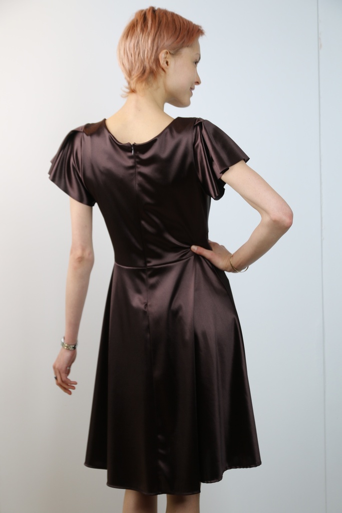 [10017155] Satijnen cocktailjurk Lauren gekruiste V-hals volantmouw klokrok - Bruin Detail