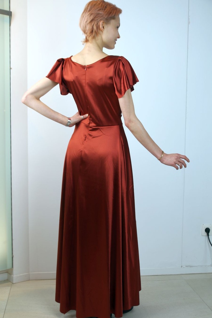 [200950] Lange satijnen jurk Lauryn volantmouw gekruiste V-hals  - Roestbruin Detail