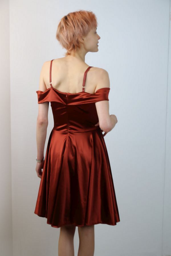 [200951] Jurk Lynette gekruiste V-hals brede shouderband klokrok  - Roestbruin Detail