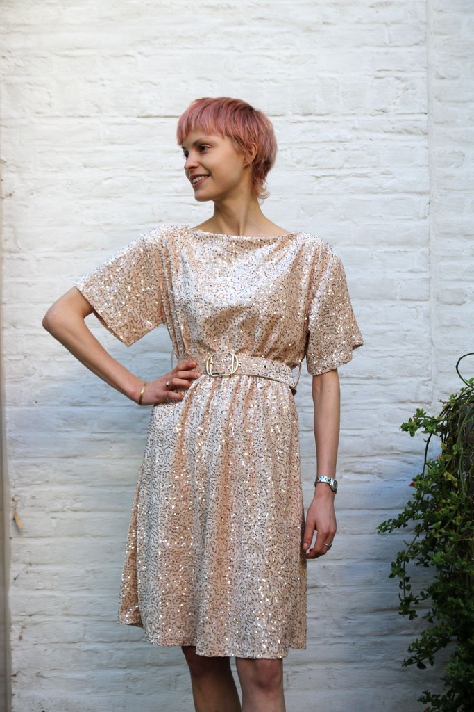 [200971] Feestjurk Ludo nm30 pailletten op effen velours tailleriem  - Bordeaux Detail