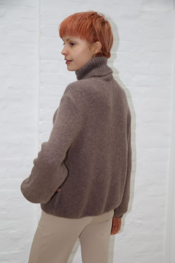 [200890] Pull Phileine nm25 zacht geribde rolkraag lange mouwen alpaca - Taupe Detail