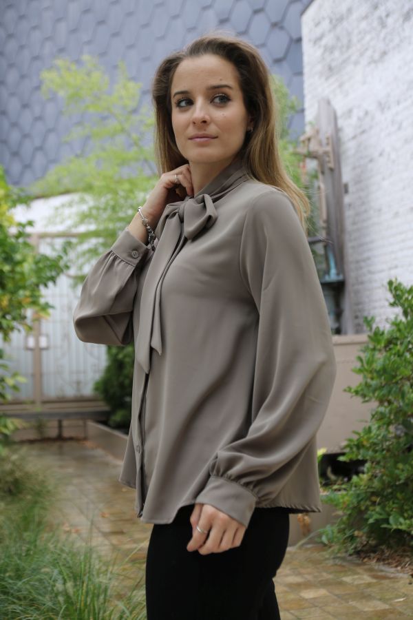Blouse Muhammad met strik - Taupe Detail