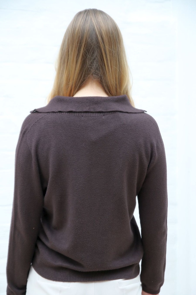 [201096] Pull Nikhil nm50 v-hals fijn geribde kraag  - Bruin Detail