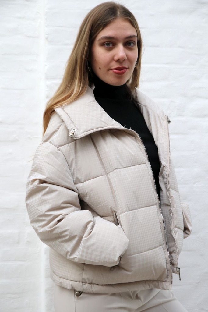 [201121] Korte puffer jas Nuno kraag met overslag  - Beige Detail