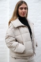 [201121] Korte puffer jas Nuno kraag met overslag  - Beige Detail