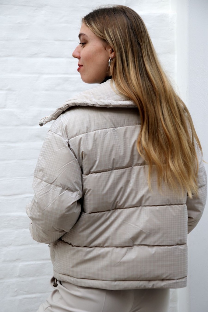 [201121] Korte puffer jas Nuno kraag met overslag  - Beige Detail