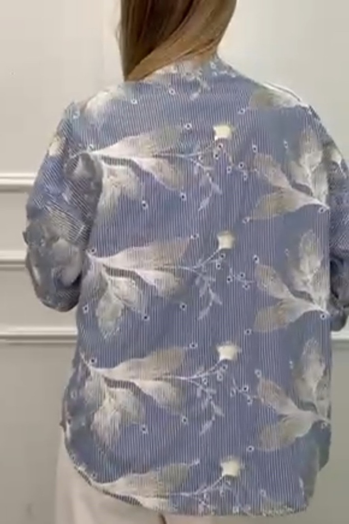 [201169] Geborduurde blouse Robert met fijne streepjes en broche nm42 - Hemelsblauw-beige Detail