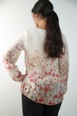 [201305] Plissé bloemenblouse Raven met gepofte manchet nm47 - Wolwit-roze Detail