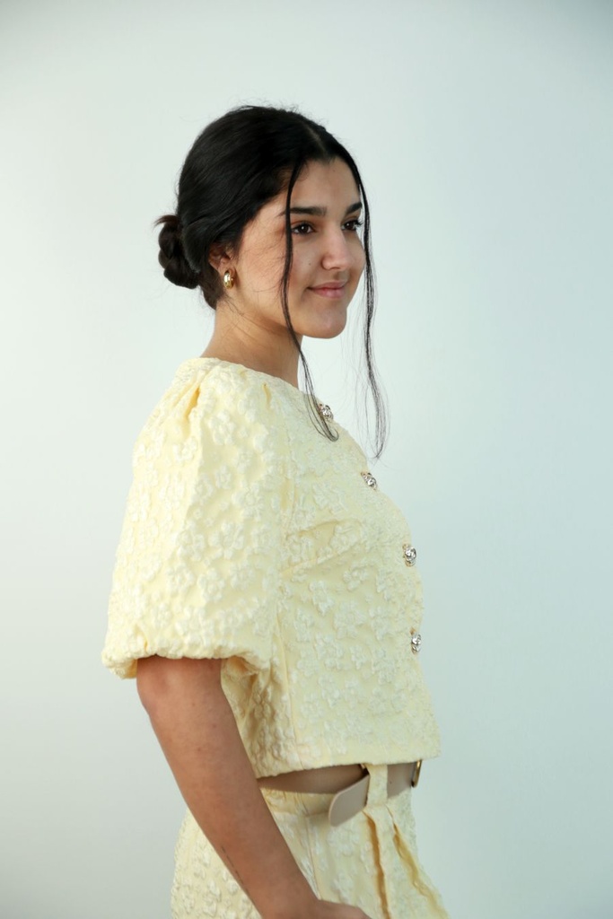 [201309] Korte vest Rinze met korte pofmouw en rozenknopen  - Lichtgeel Detail