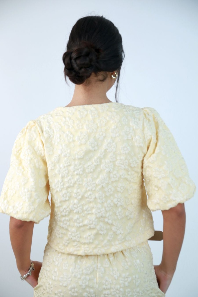 [201309] Korte vest Rinze met korte pofmouw en rozenknopen  - Lichtgeel Detail