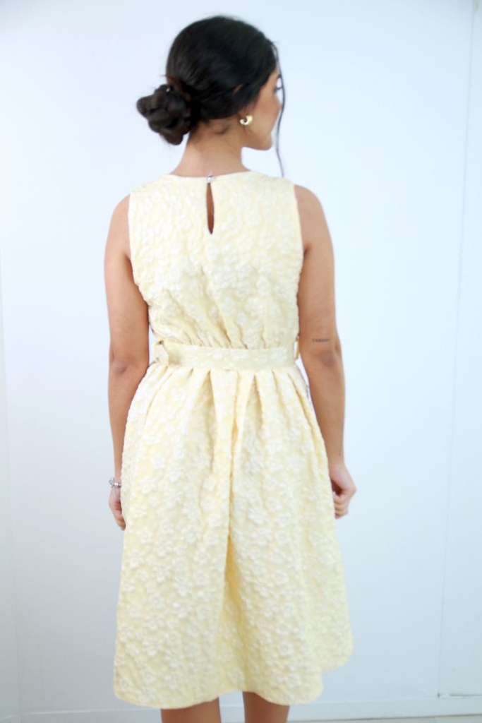 [201313] Gebloemde mouwloze jurk Rami met tailleriem - Lichtgeel Detail