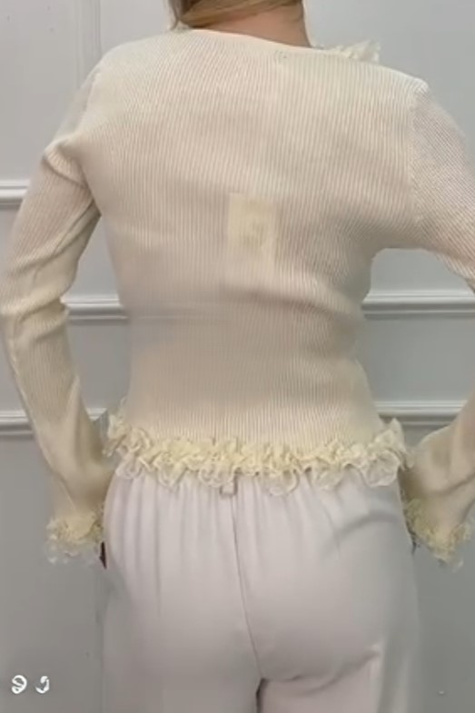 [201348] Geribde pull Rebekka met kanten volantkraag en -manchet nm68 - Geel Detail