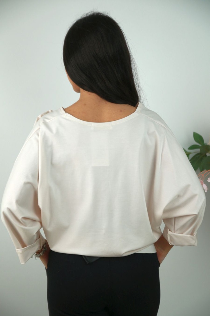 [201359] T-shirt Romi met v-hals, bloemenbroche en vleermuismouw nm61 - Beige Detail