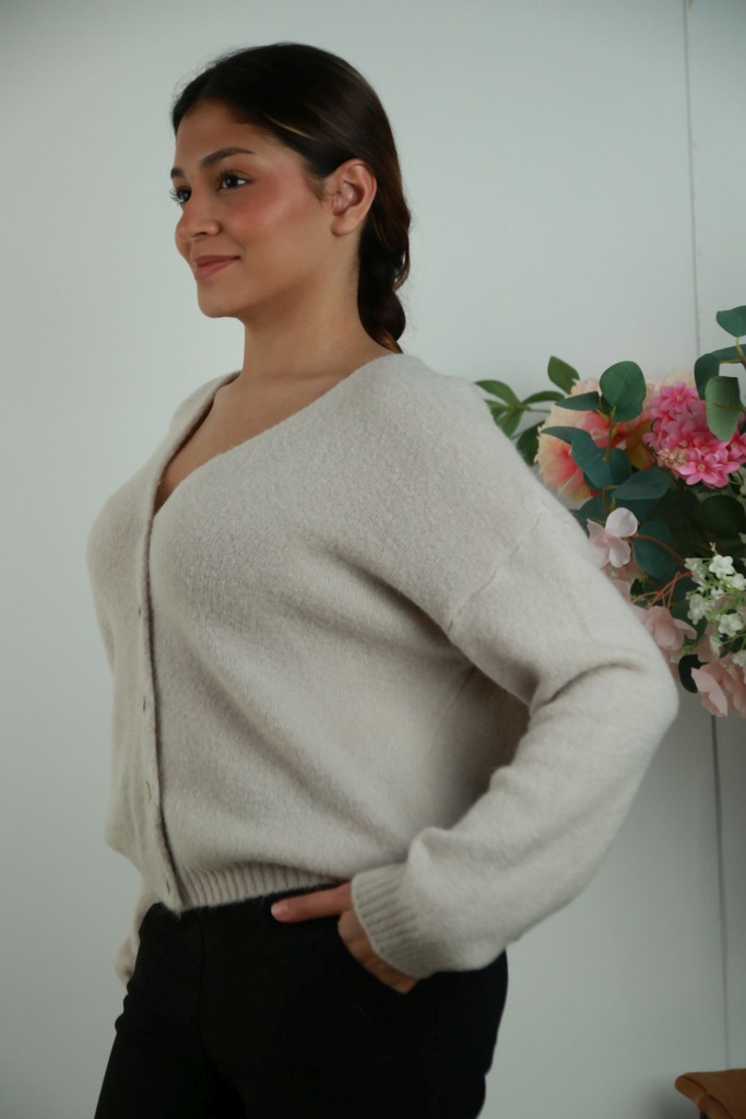 [201407] Cardigan Sebastiaan nm25 suri alpaca, V-hals met lange mouwen en nacré knopen - Beige Detail
