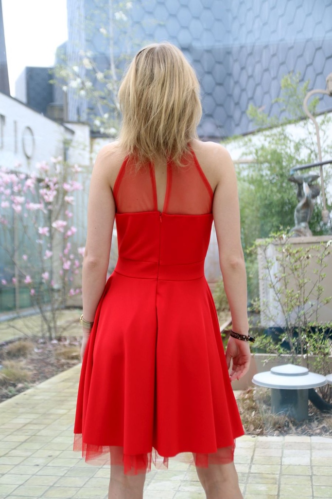 Ouissam crepe en netstof bandje rondom hals klokrok met ondervolant - Rood Detail