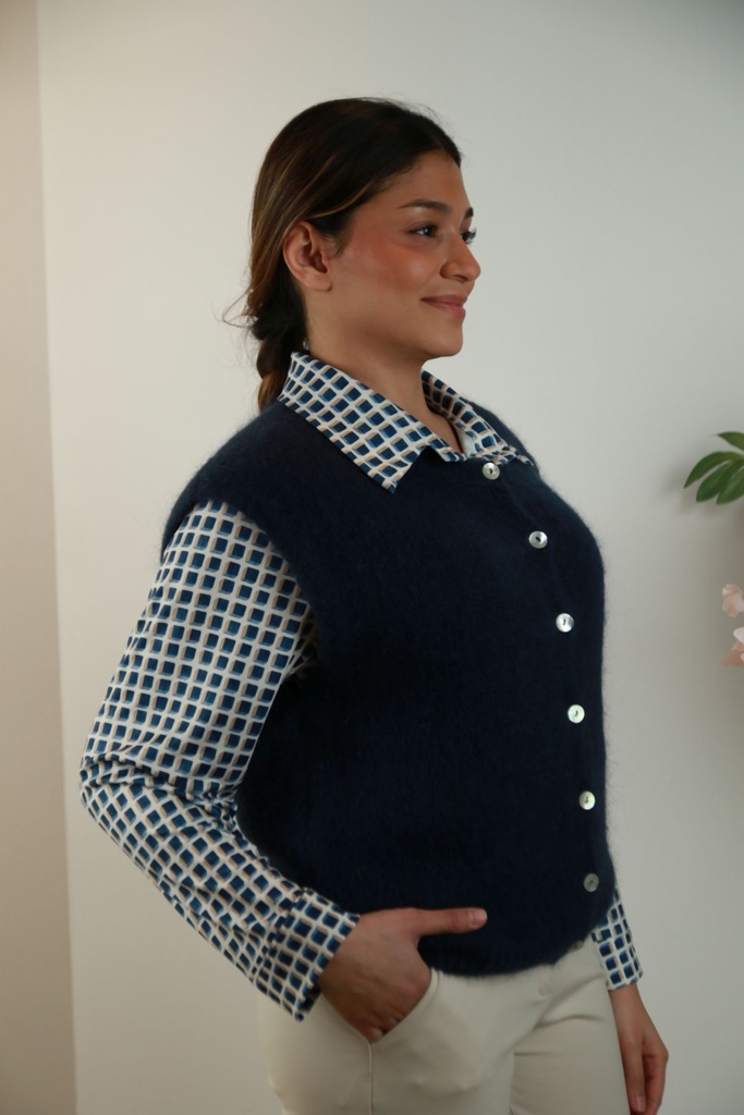 [201402] Gilet Sil nm65 mohair en wol, open hals, mouwloos met nacré knopen - Donkerblauw Detail