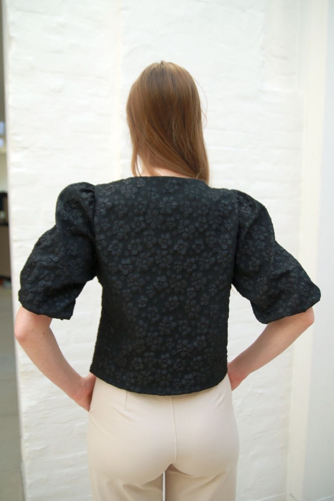 [201309] Korte vest Rinze met korte pofmouw en rozenknopen  - Zwart Detail