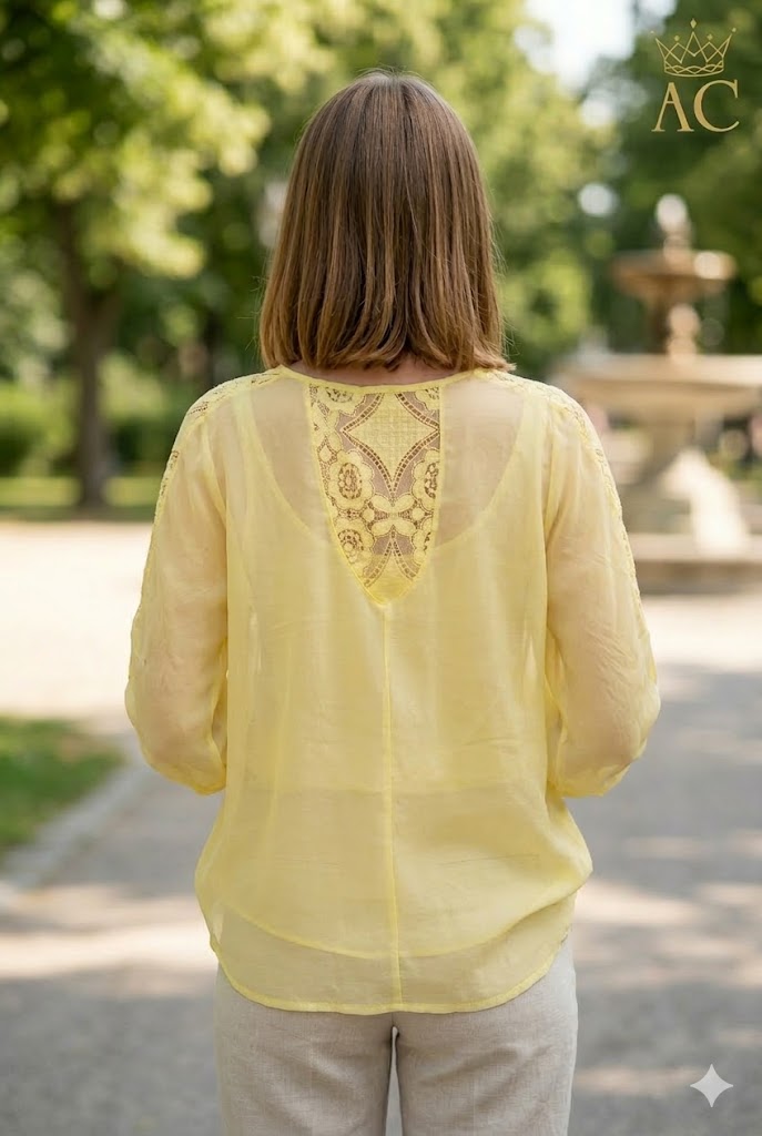 [201627] Blouse Qwin ronde hals vooraan knoopaansluiting afgewerkte kant 3/4-mouwen kante ruginzet  - Geel Detail