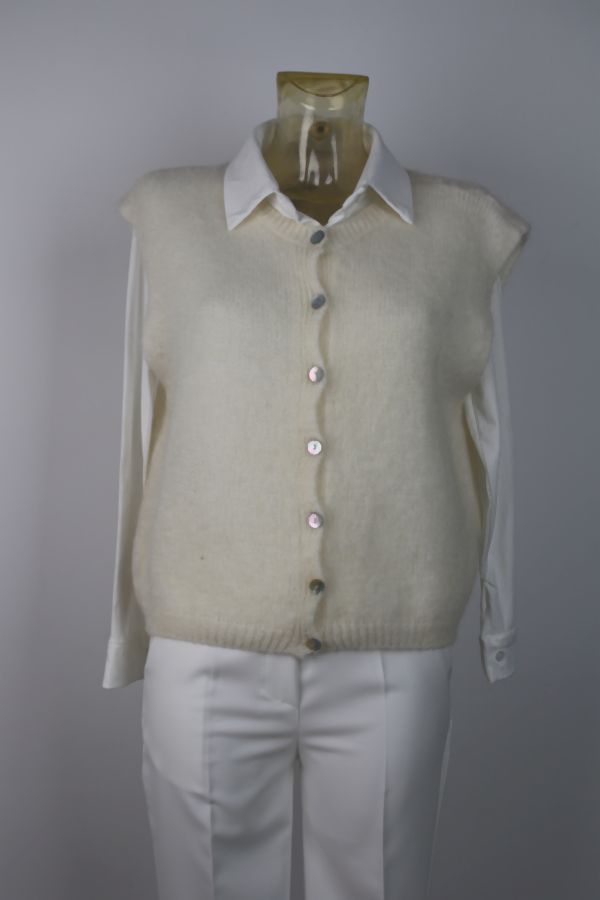 [201402] Gilet Sil nm65 mohair en wol, open hals, mouwloos met nacré knopen - Wolwit Detail