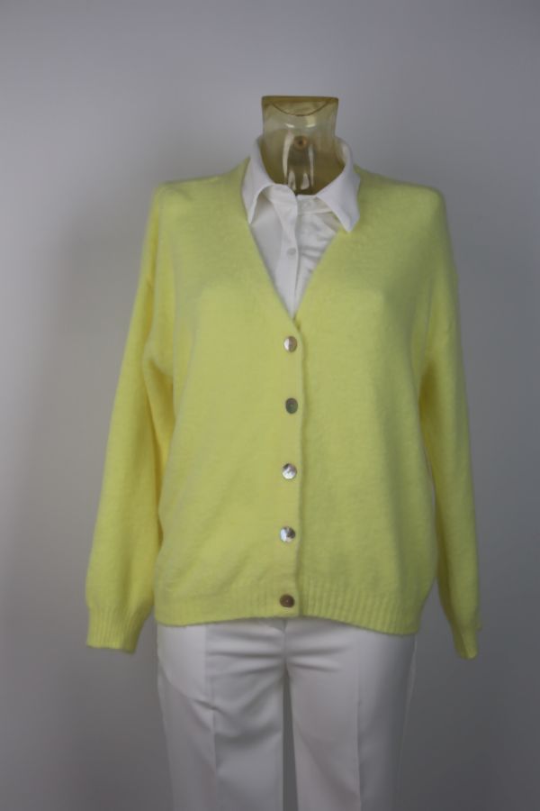Cardigan Sebastiaan nm25 suri alpaca, V-hals met lange mouwen en nacré knopen - Geel Detail