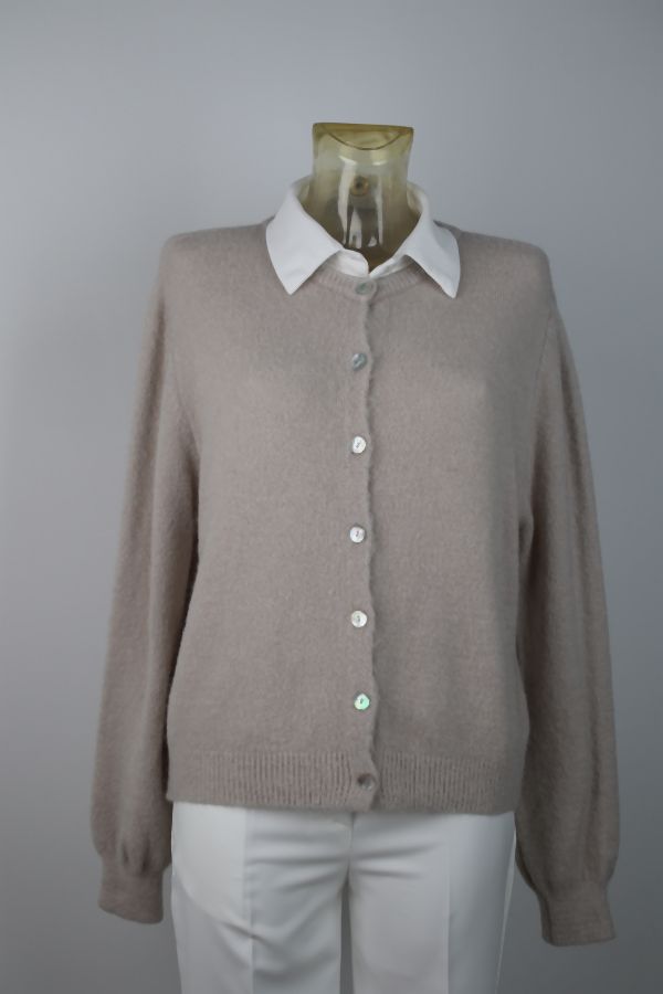 [201409] Cardigan Sami nm25 suri alpaca, ronde hals, lange mouwen met nacré knopen - Beige Detail