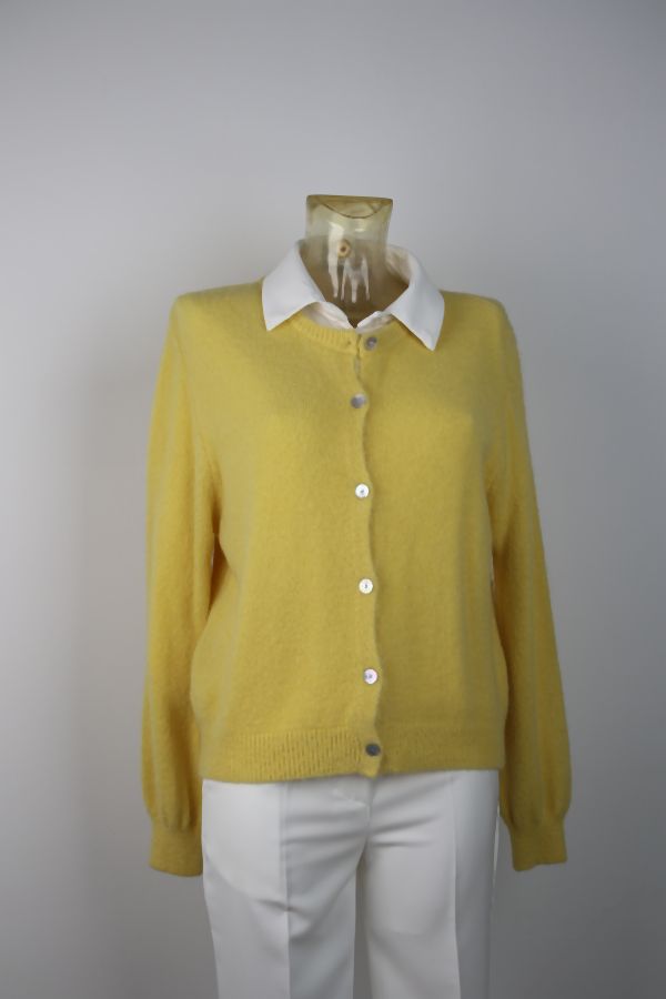 [201409] Cardigan Sami nm25 suri alpaca, ronde hals, lange mouwen met nacré knopen - Geel Detail