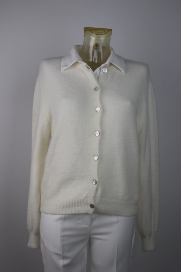 [201409] Cardigan Sami nm25 suri alpaca, ronde hals, lange mouwen met nacré knopen - Wolwit Detail