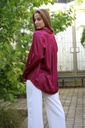 [10017332] Satijnen blouse Louie nm100 met kraag en nacré doorgeknoopt  - Bordeaux Detail