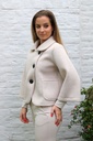 Korte jas Lieze nm6 afgeronde kraag 3 schuine knoopsluiting  - Beige Detail