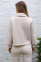 Korte jas Lieze nm6 afgeronde kraag 3 schuine knoopsluiting  - Beige Detail