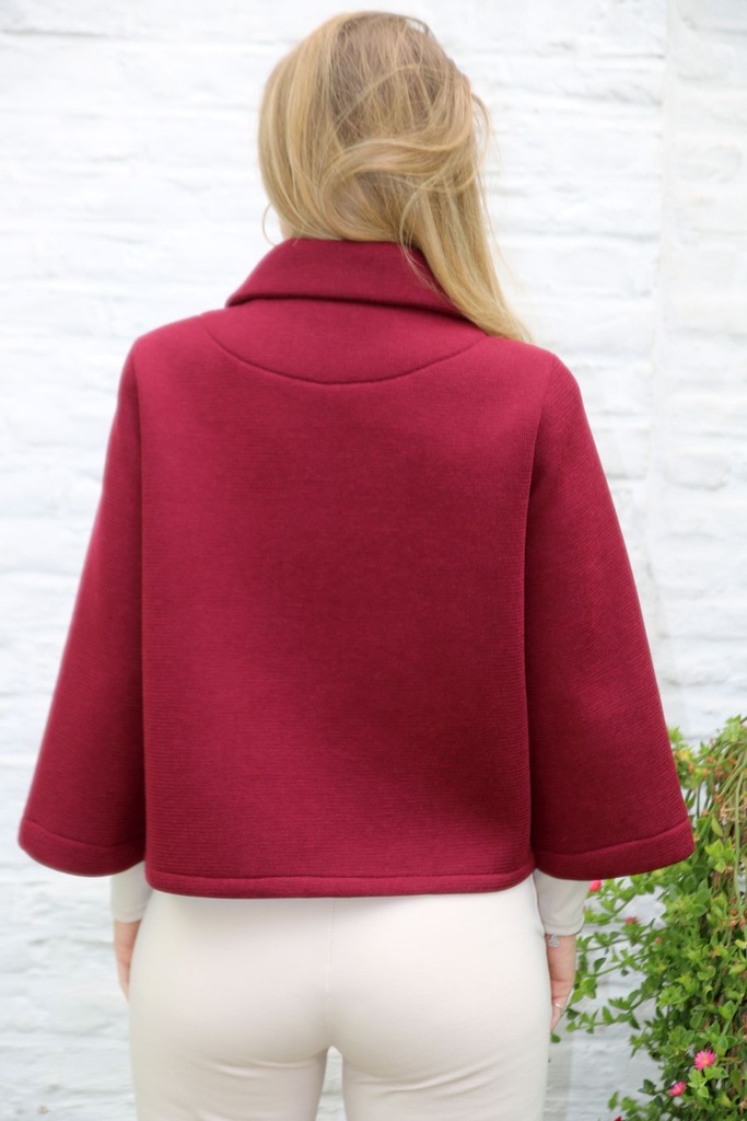 Korte jas Lieze nm6 afgeronde kraag 3 schuine knoopsluiting  - Bordeaux Detail