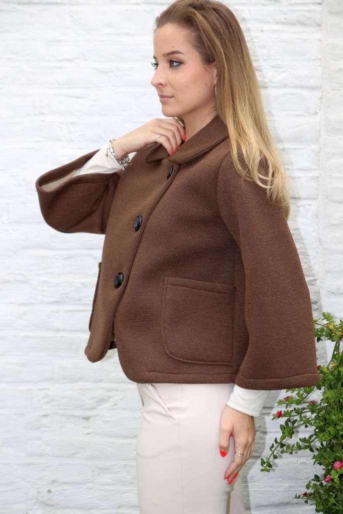 Korte jas Lieze nm6 afgeronde kraag 3 schuine knoopsluiting  - Bruin Detail
