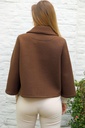 Korte jas Lieze nm6 afgeronde kraag 3 schuine knoopsluiting  - Bruin Detail