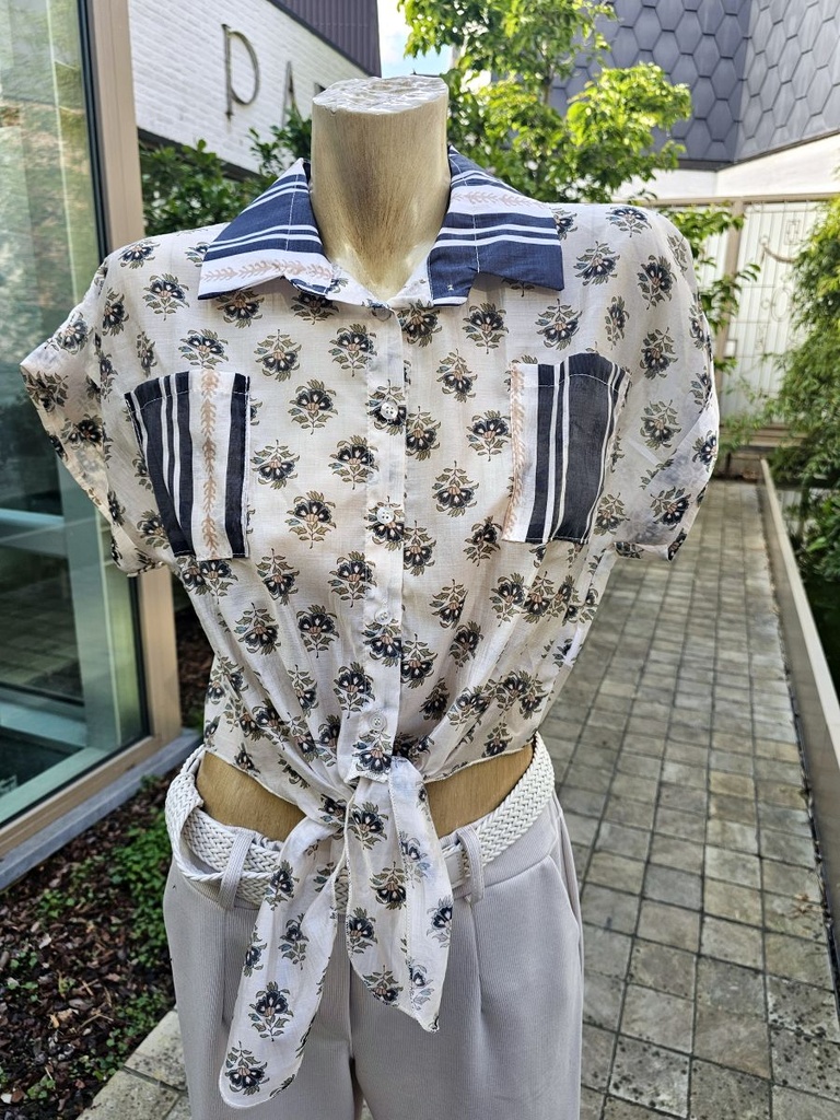 Blouse Janita bloemen en strepen kraag nacrÃ© doorgeknoopt