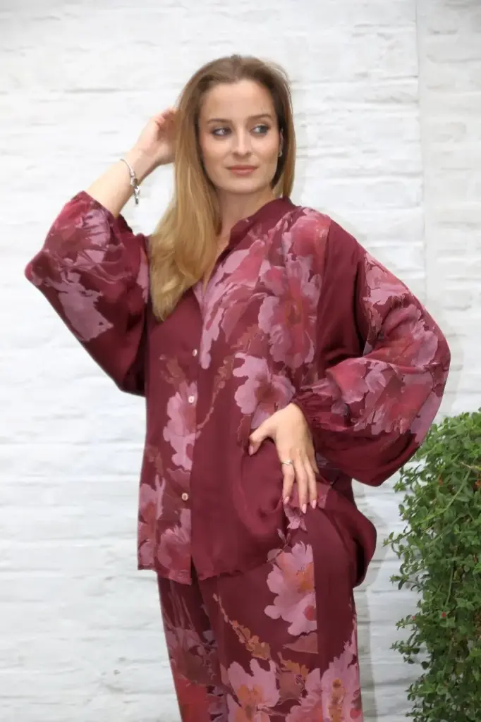 Satijnen blouse Joolz nm100 wazige anemonen Tunesische kraag