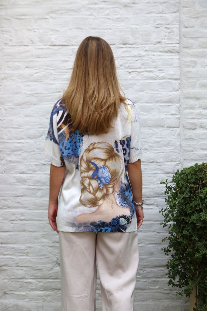 Pul Julietta dame met bloem in opgestoken staarthaar V-hals