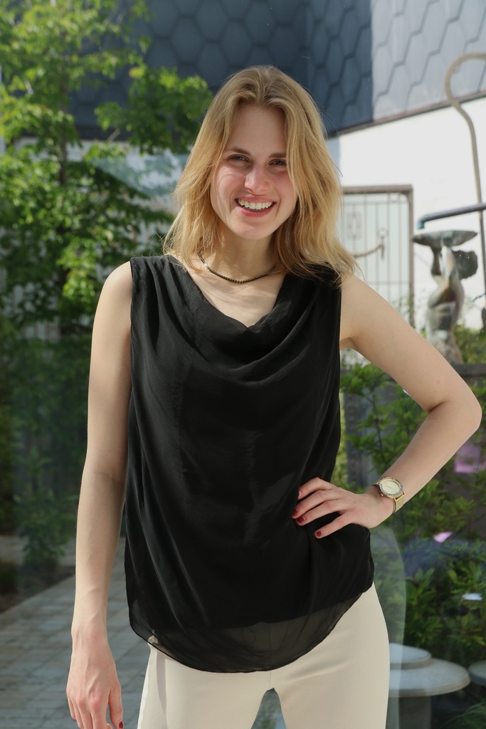 Silk tank top Lieke nm100 front in silk with drape collar