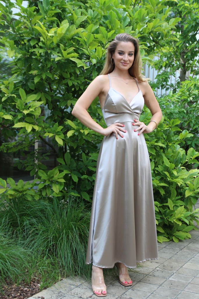 Robe en satin Livia à bretelles spaghetti croisées au dos jupe cloche