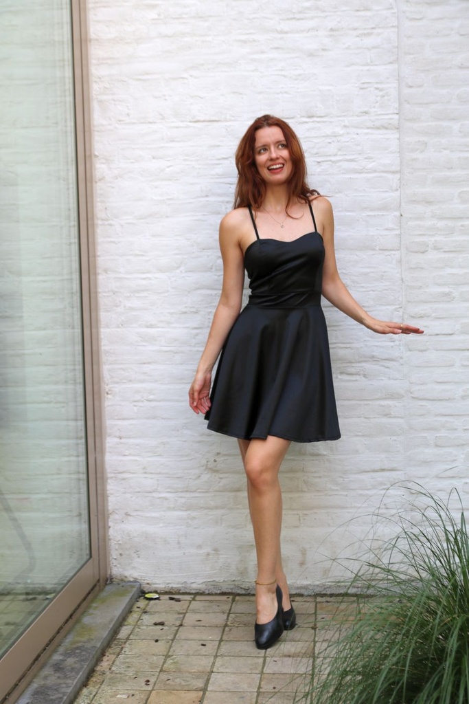 Robe de soirée Luna satin bretelles spaghetti dos ouvert avec ruban croisé