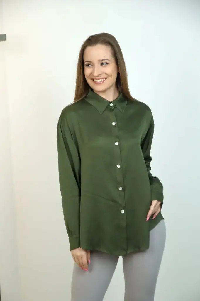 Satijnen blouse Louie nm100 met kraag en nacré doorgeknoopt 