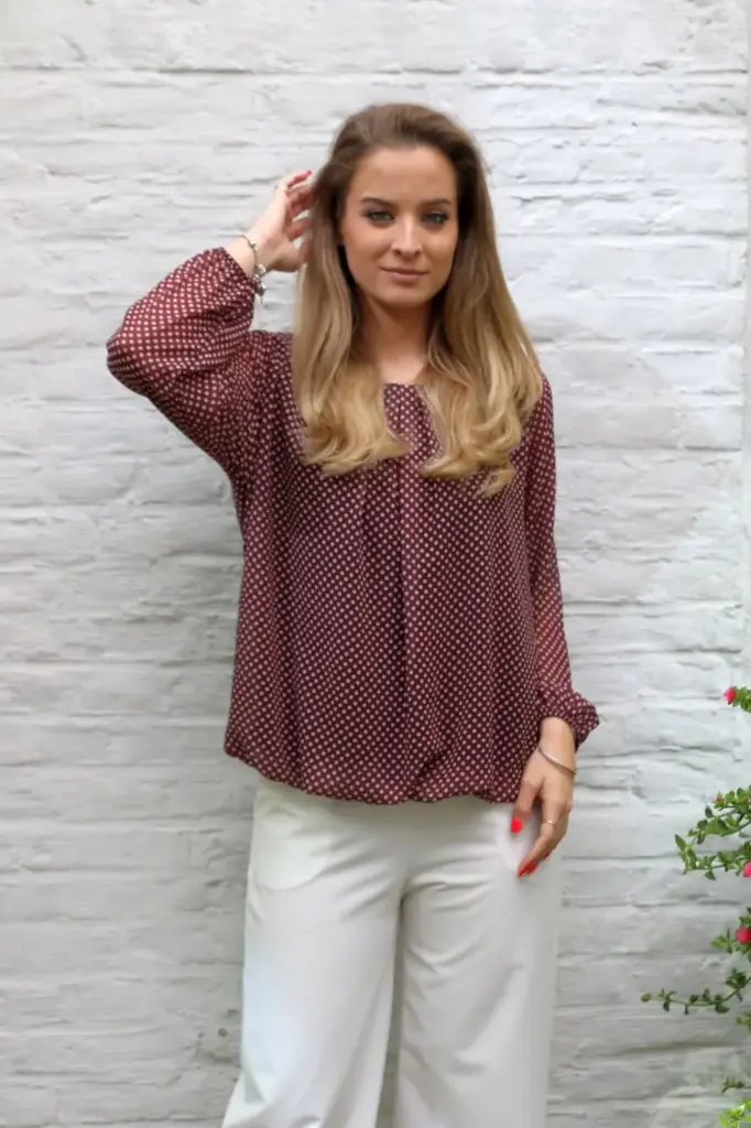 Blouse Lizzie nm43 stippenprint open hals 