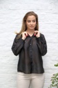 Blouse  Lisan nm85 matte satijn kraag nacré doorgeknoopt 
