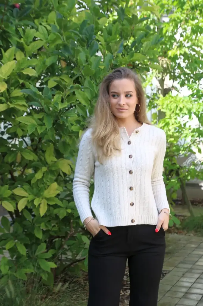 Cardigan Lora nm90 kabelsteek ronde hals doorgeknoopt
